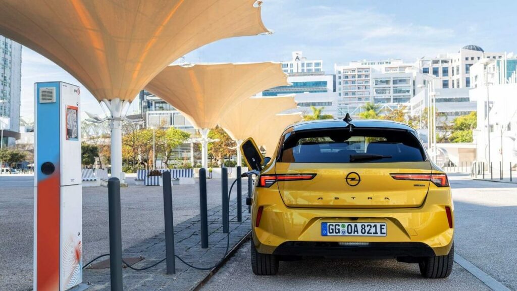 Foto traseira de um Opel Astra 2023 carregando em uma estação