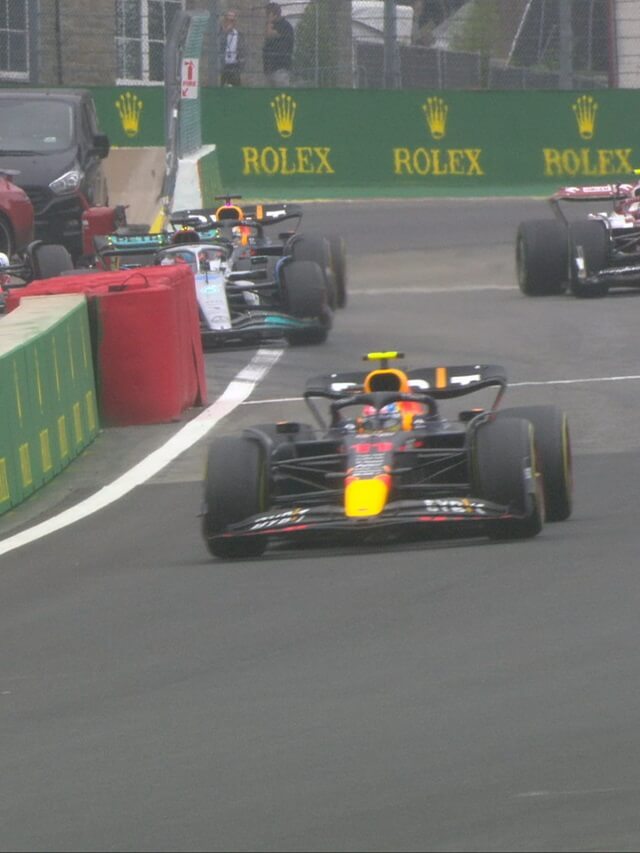 Foto de um carro da Red Bull correndo na pista