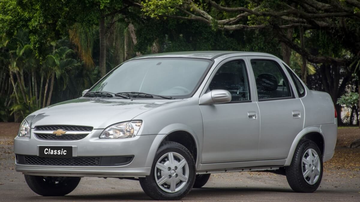 Foto frontal do Chevrolet Classic em 2023 prata