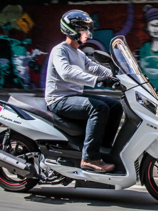 Homem pilotando uma Citycom na cidade.