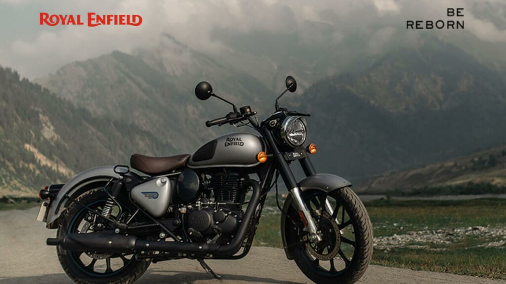 Moto da Royal Enfield Classic 500 de lado na cor prata.