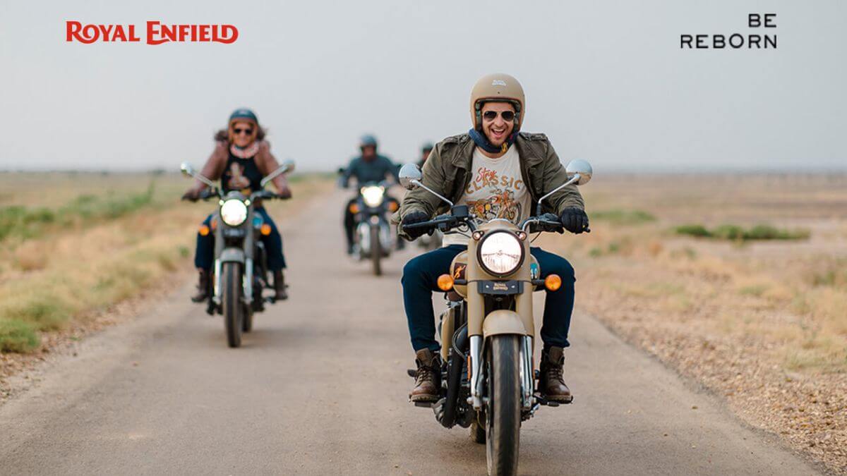 3 pessoas andando com a classic 500.