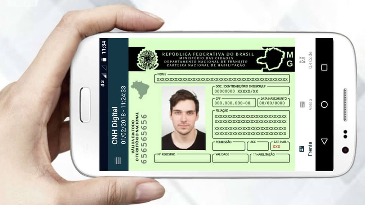 Foto de uma pessoa segurando um celular com a CNH digital na frente