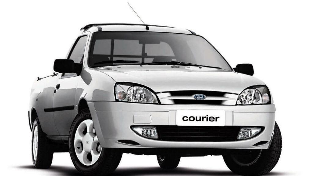 Foto frontal de uma Ford Courier prata