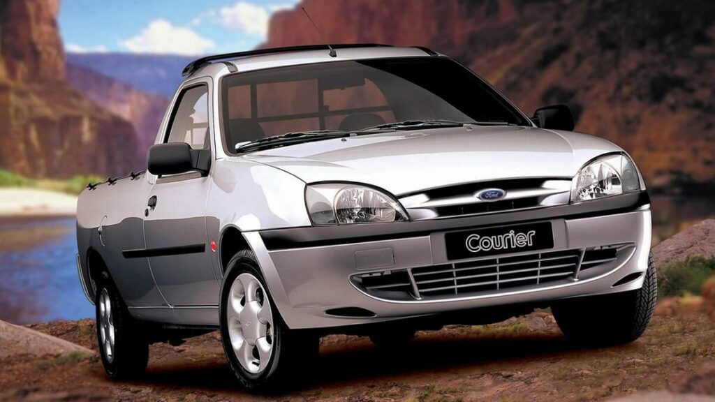 Foto frontal de uma Courier em 2023 prata