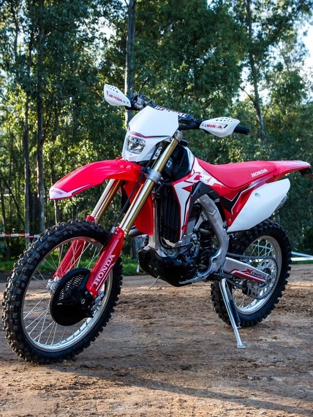 Foto de uma CRF 450 X 2023 vermelha estacionada