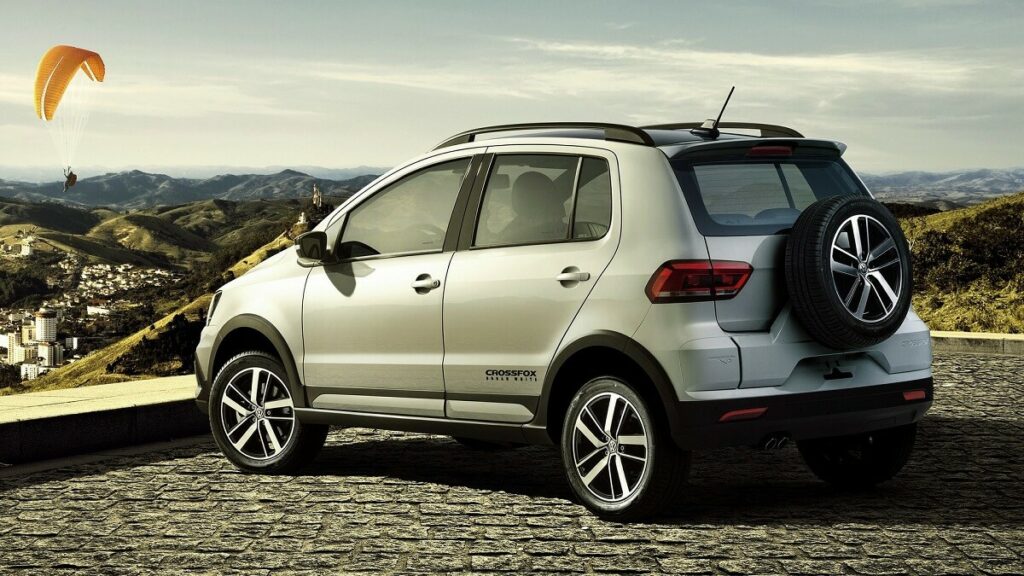 Foto traseira de um Volkswagen Crossfox em 2023 prata