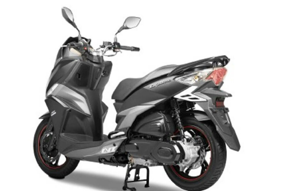 Parte de trás da Cruisym 150 2023 preta.