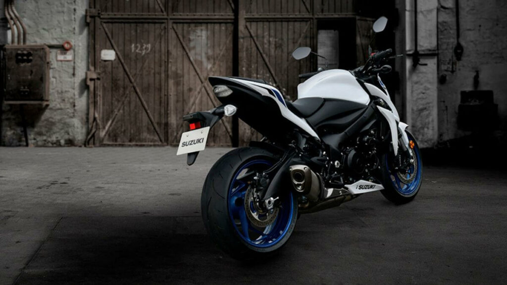 GSX-S1000 2023 branca, vista de trás.
