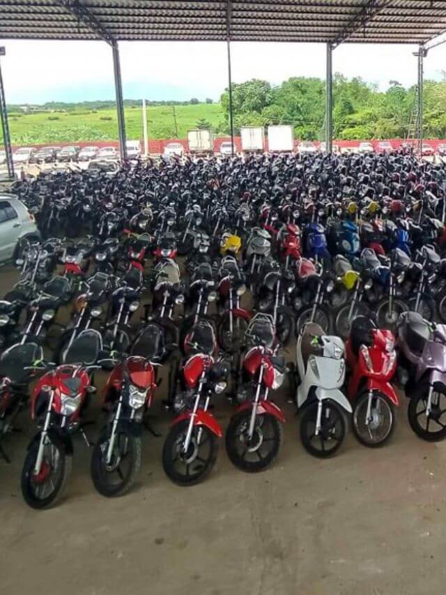Filas de motos em um leilão