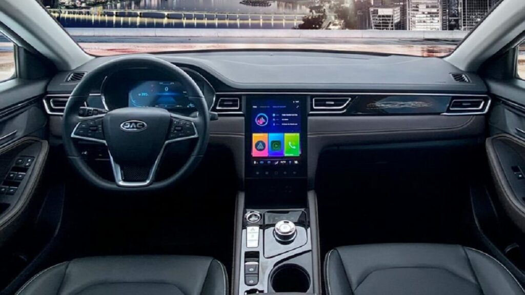 Interior do JAC E-J7 2023.