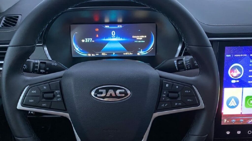 Volante e tela LCD do E-J7 2023.