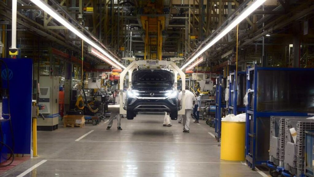 Foto de um carro sendo montado em uma fabrica onde o governo argentino aumentou os impostos
