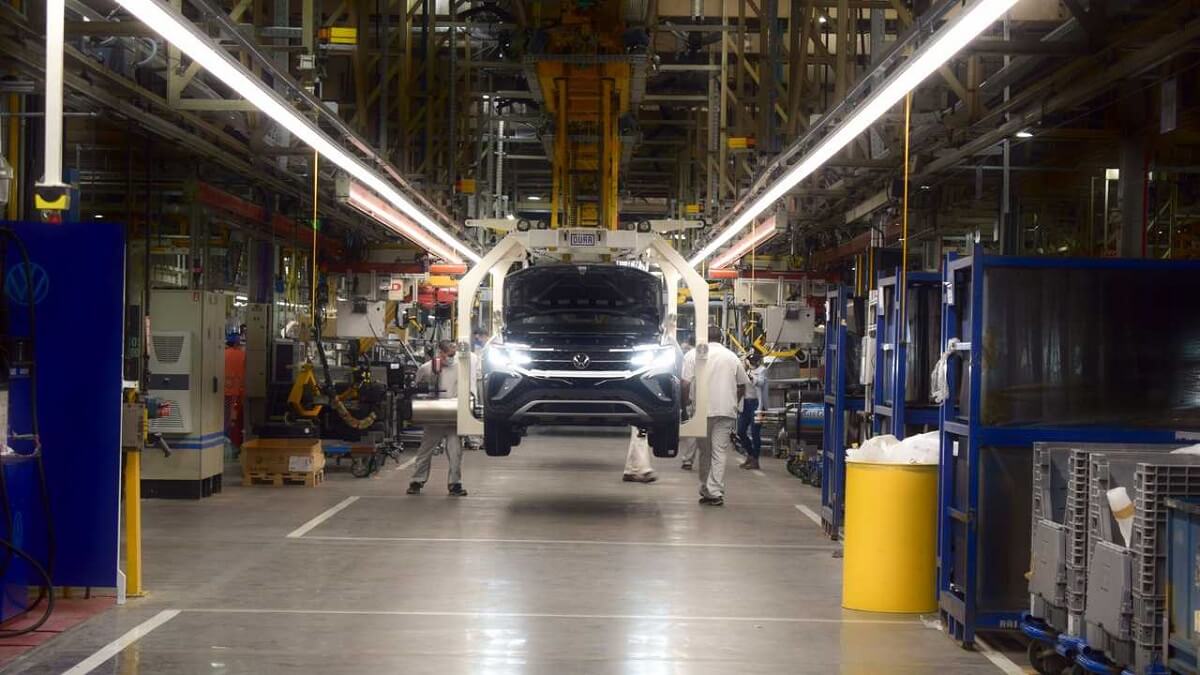 Foto de um carro sendo montado em uma fabrica onde o governo argentino aumentou os impostos