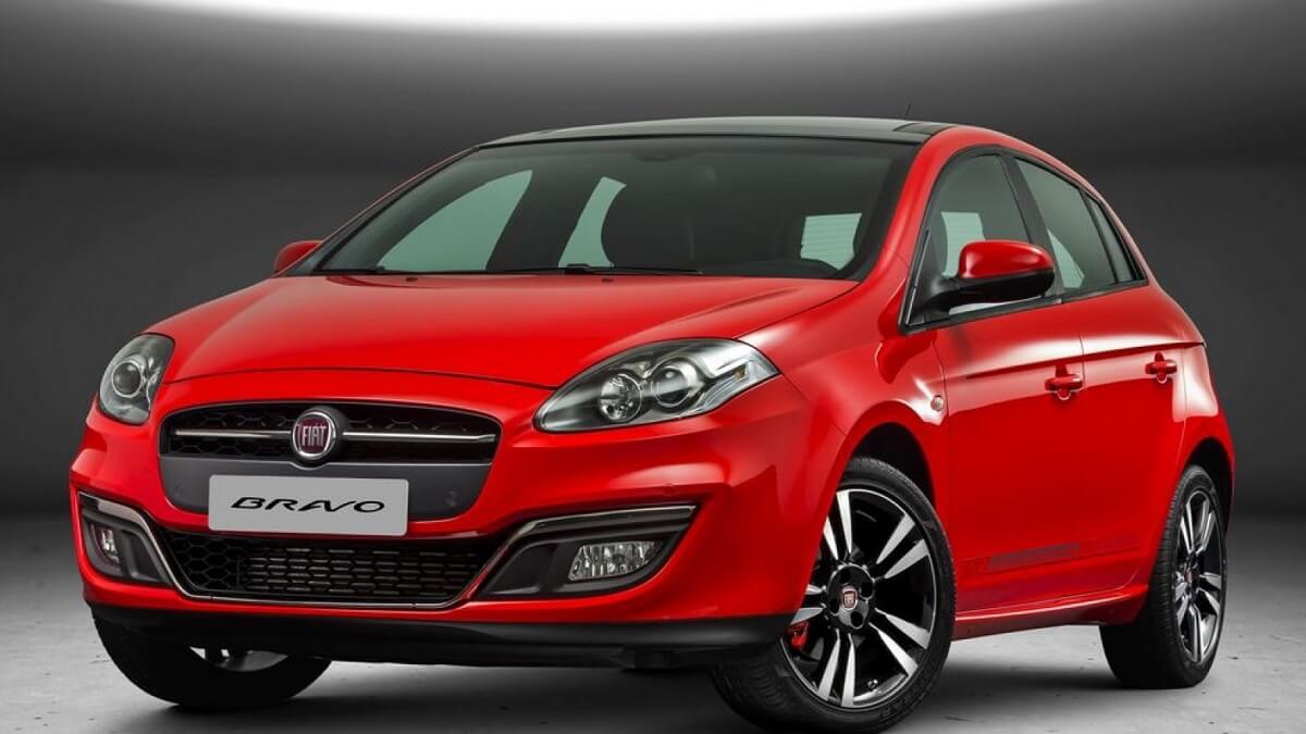 Foto frontal de um Fiat Bravo vermelho em um estúdio de fotos