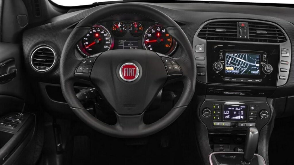 O interior do Fiat Bravo em 2023, é bem moderno e completo