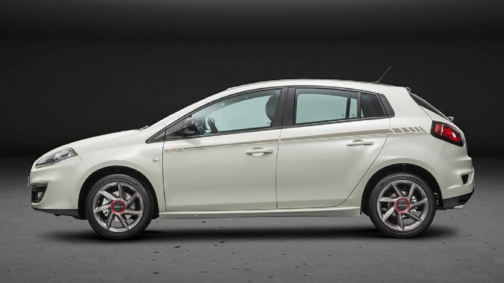 Foto lateral de um Fiat Bravo em 2023 branco