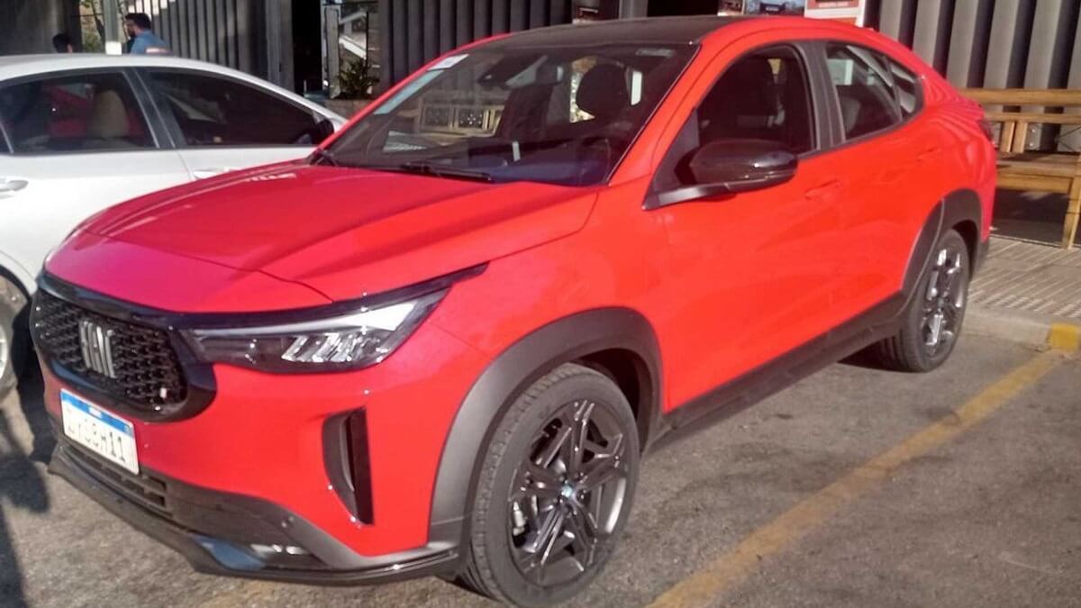 Foto frontal de um Fiat Fastback 2023 vermelho