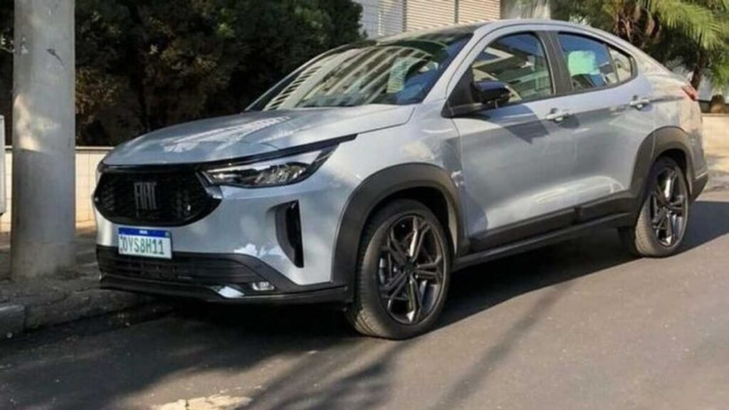 Foto lateral de um Fiat Fastback 2023 cinza na rua