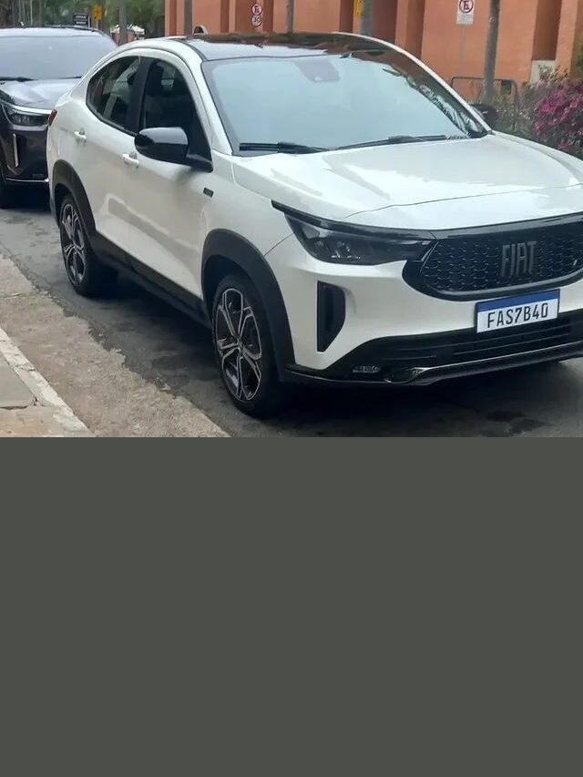 Foto frontal de um Fiat Fastback 2023 branco estacionado em uma rua