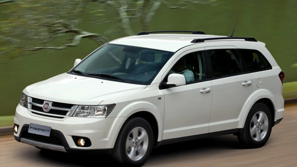 Foto de um Fiat Freemont em 2023 branco andando ao lado de um rio
