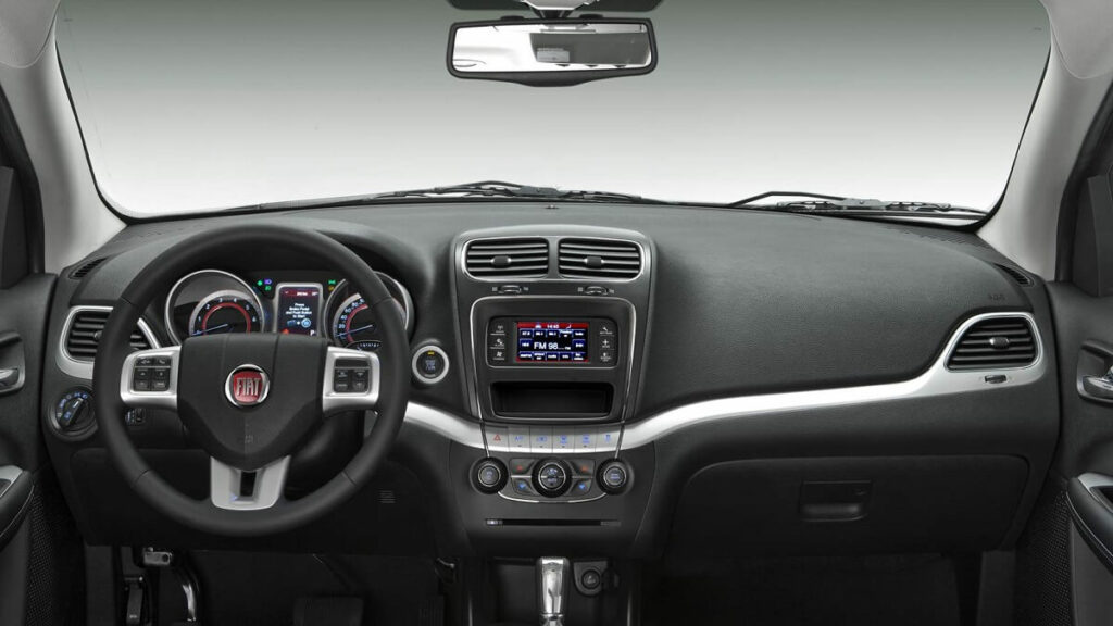 O interior da Fiat Freemont em 2023 é bem moderno e confortável