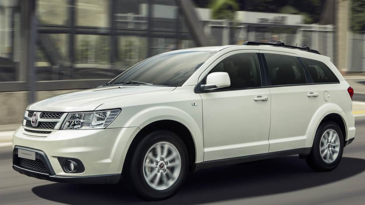 Foto de uma Fiat Freemont em 2023 branca andando em uma rua