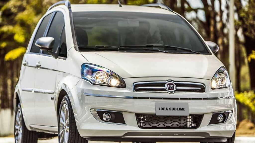 Foto da frente de um Fiat Idea branco