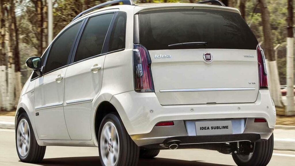Foto da traseira do Fiat Idea em 2023