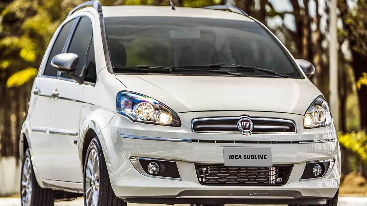 Foto da frente de um Fiat Idea branco