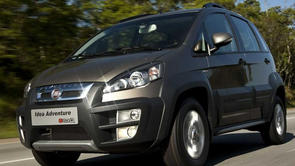 Foto de um Fiat Idea em 2023, foto frontal