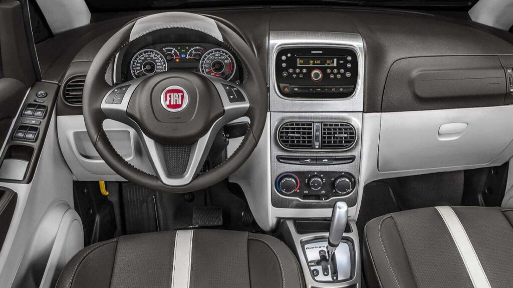 O interior do Fiat Idea em 2023
