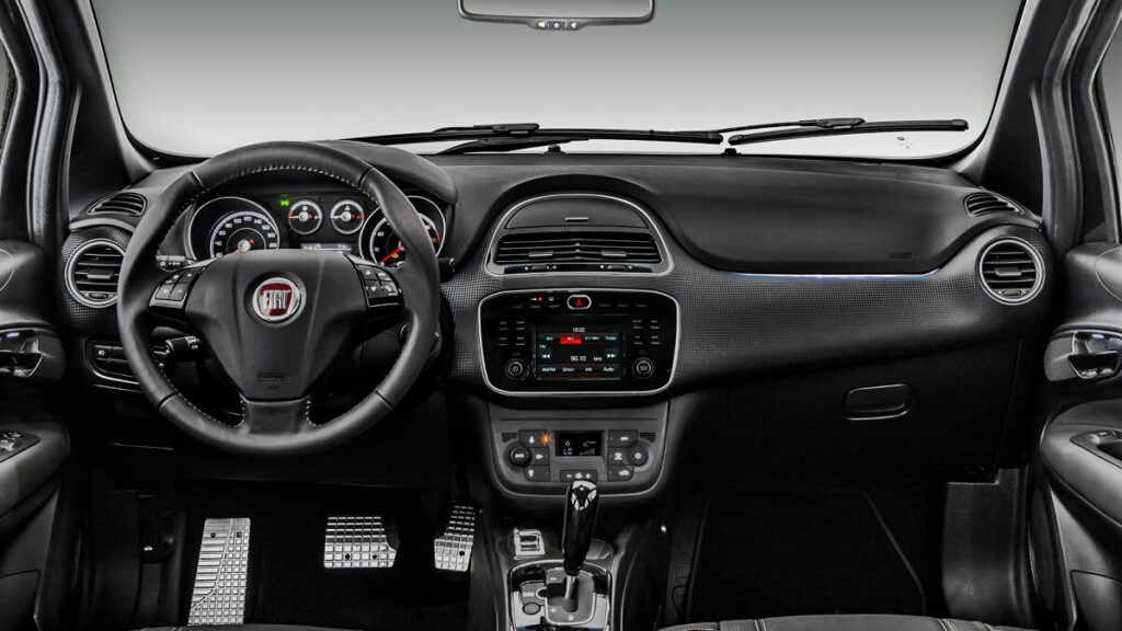 Foto do interior do Fiat Punto top de linha