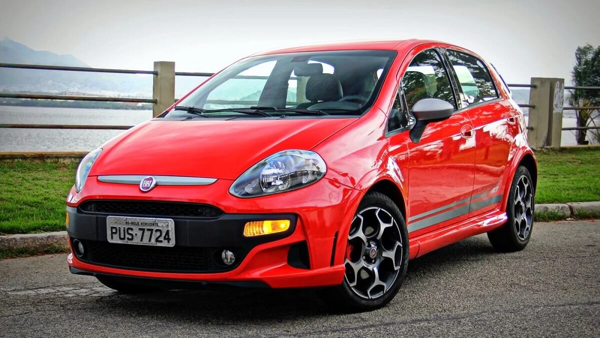 Foto frontal de um Punto em 2023 vermelho estacionado em uma rua