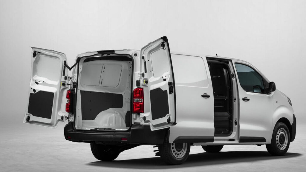 Foto de um Fiat Scudo 2023 branco com as portas abertas