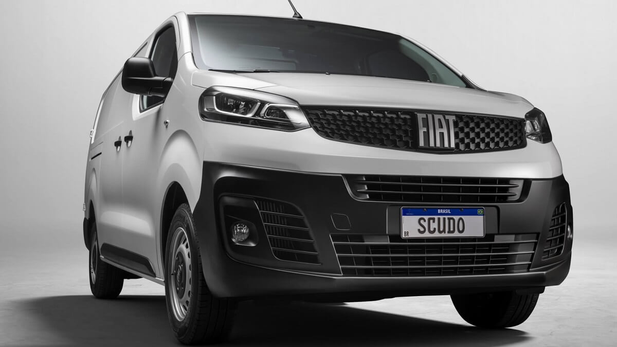 Foto frontal de um Fiat Scudo 2023 branco