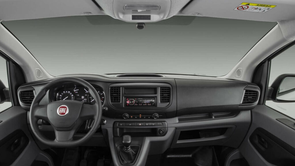 Foto do interior do Scudo 2023, na foto conseguimos ver o painel o volante e o câmbio do modelo