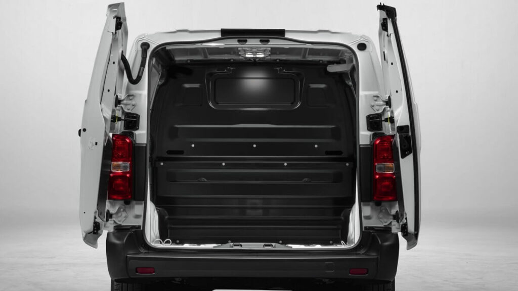 Foto da parte traseira do carro, ambas as portas estão abertas