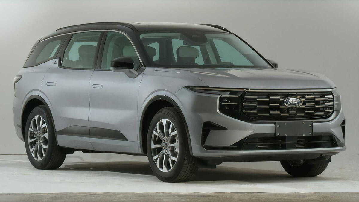 Foto frontal de um novo Ford Edge cinza, ele esta em um estúdio de fotos