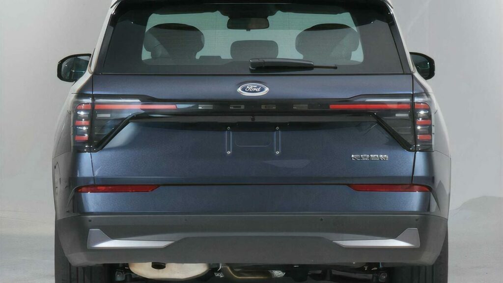 Foto traseira de um Ford Edge azul