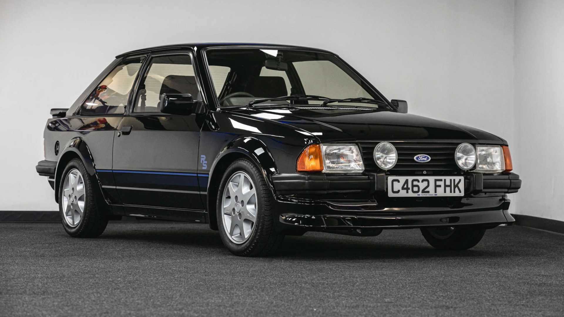 Foto de um Ford Escort RS Turbo preto