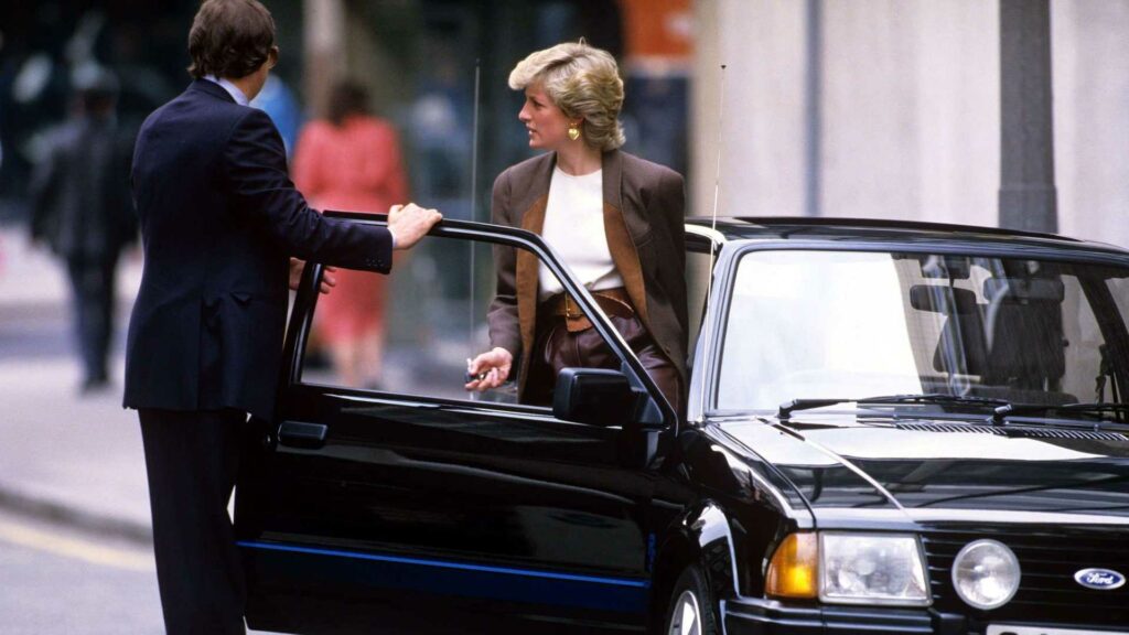 Foto da princesa Diana saindo do Escort