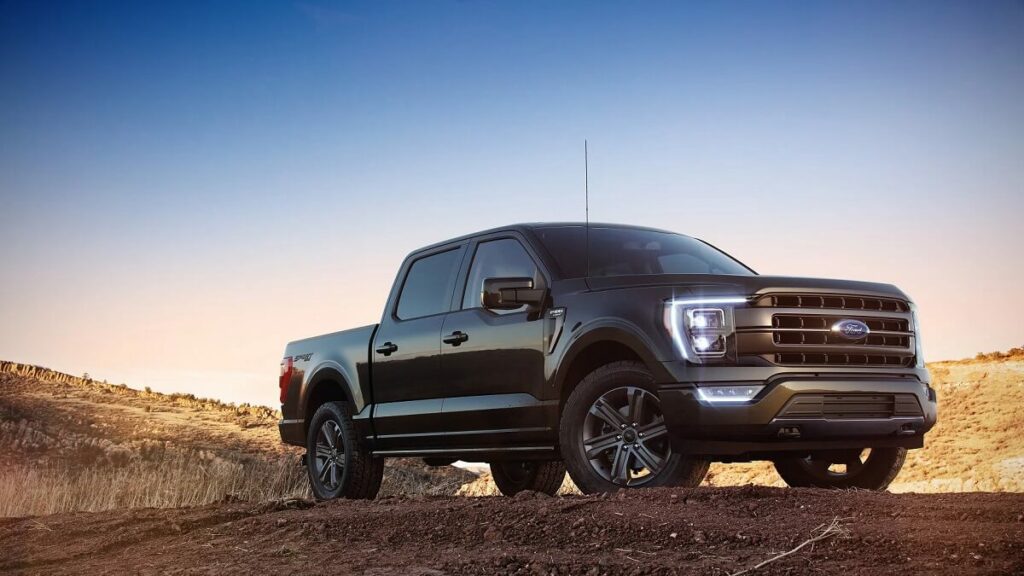 Foto lateral de um Ford F-150 2023 lançamento