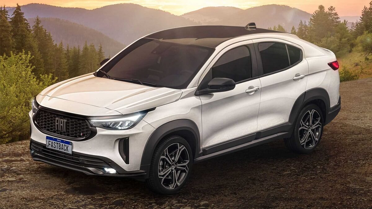 Foto frontal do Fiat Fastback 2023 na cor branca