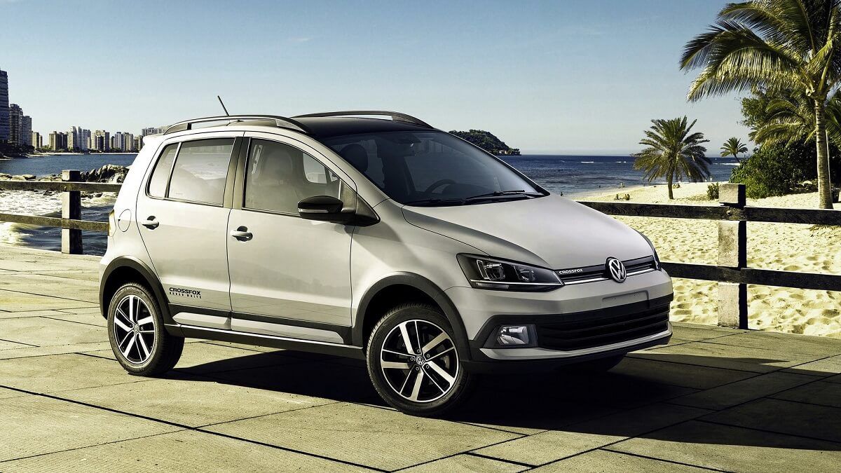 Foto frontal do carro Crossfox 2023 prata na beira de uma praia