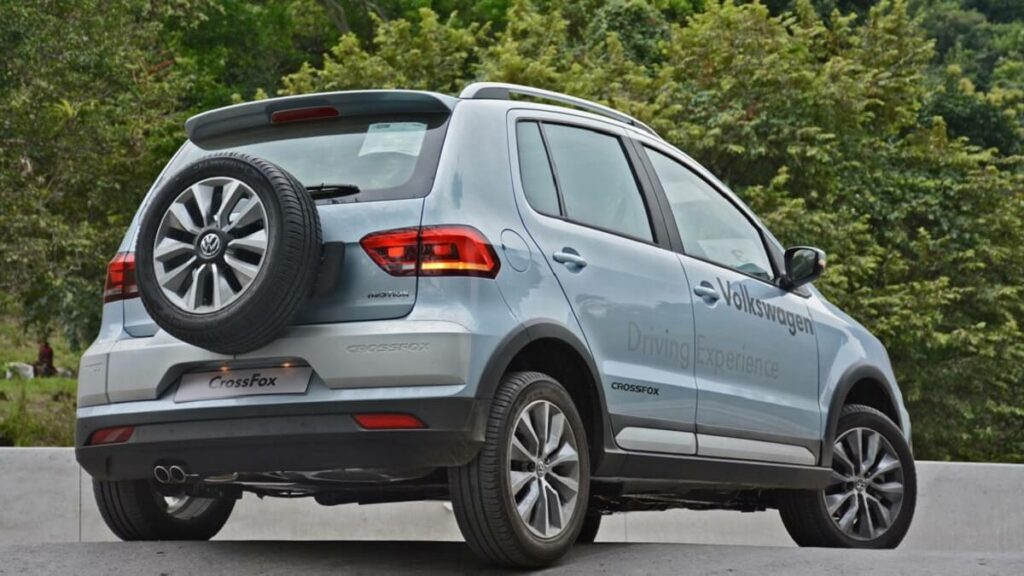 Foto traseira de um Volkswagen Crossfox em 2023 azul claro, fazendo um teste