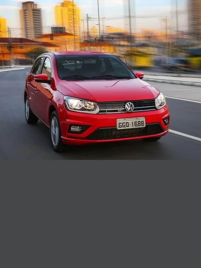 Foto frontal de um Gol vermelho andando em uma rua