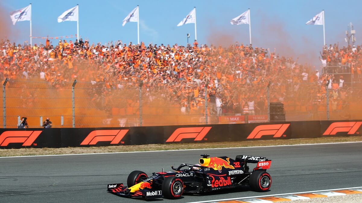Foto do carro de F1 da Red Bull correndo na pisa da Holanda