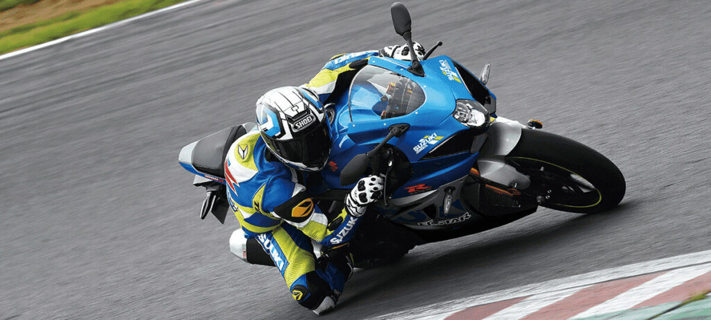 Piloto com uma GSX-S1000R em uma curva.