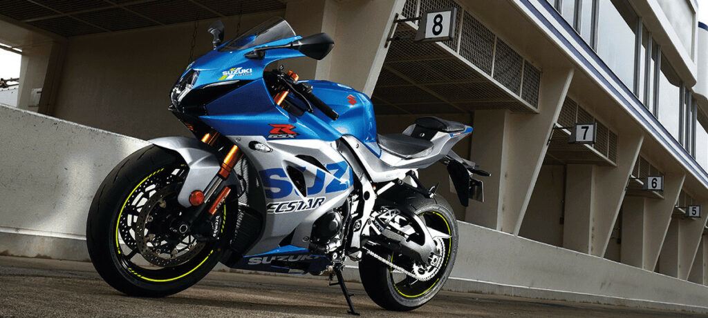 GSX-R1000R 2023 azul, estacionada.